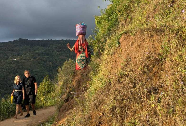 Kilimandžaro žena nosi na glavi
